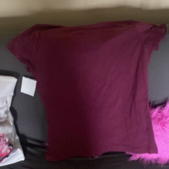 Burgundy v neck T shirt 👚 - Picture 3 of 3